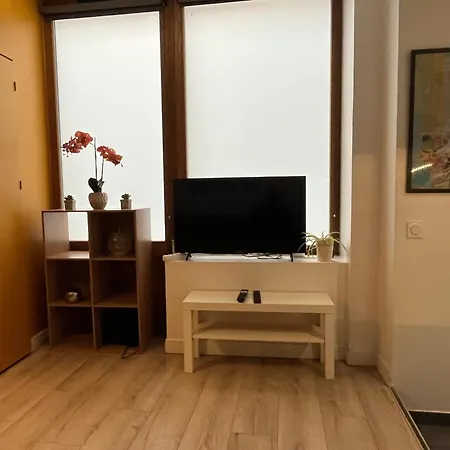 Les Ames Heureuses By La Cle Des Expos In Apartment