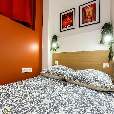 Les Ames Heureuses By La Cle Des Expos In Apartment Paris